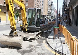 Trabajos de reparación del asfalto de caril bus de Pablo Iglesias.