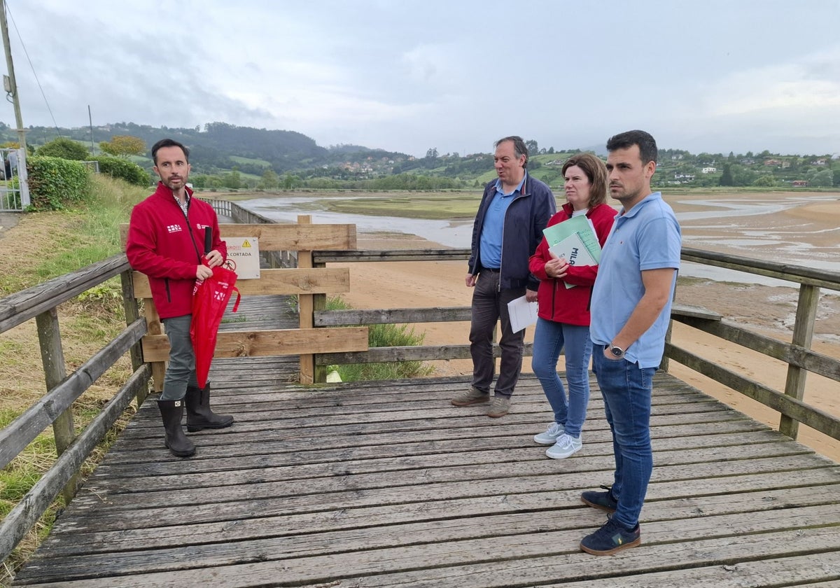 David Villar, director general de Custodia del Territorio y Prevención de Incendios; el alcalde de Villaviciosa, Alejandro Vega; María González, directora de la Reserva Natural de la Ría, y Javier Calleja, ingeniero municipal, junto al tramo cortado de la senda peatonal entre Rodiles y Misiego.