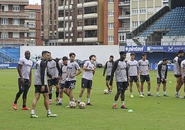Los jugadores del Real Avilés, durante un entrenamiento de esta semana en el Suárez Puerta, que luce un césped impecable.