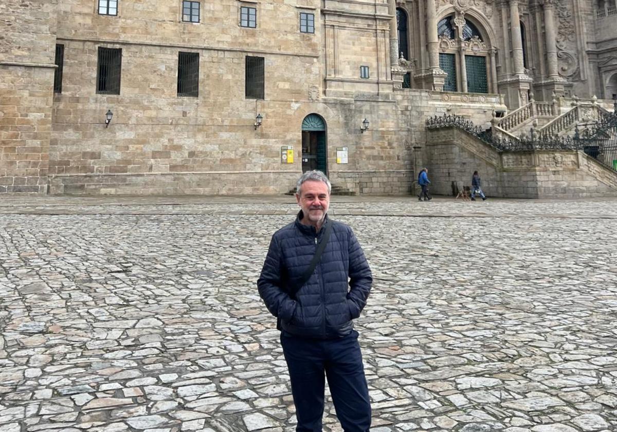 Víctor López ante la Catedral de Santiago.