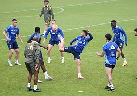 La plantilla carbayona se entrenó ayer por la mañana en el Carlos Tartiere para preparar el último encuentro de la liga. En la foto Álex Cardero, en el centro del rondo, trata de controlar un balón rodeado de compañeros.