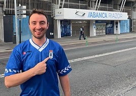 Carlos Alonso posa con una camiseta clásica del Real Oviedo a las puertas del estadio de Riazor.