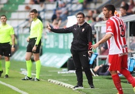 Asier Garitano da instrucciones a sus futbolistas en el tramo final del partido.