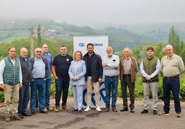 Queipo (centro), con el presidente de la nueva junta local y miembros del partido, en Argame.