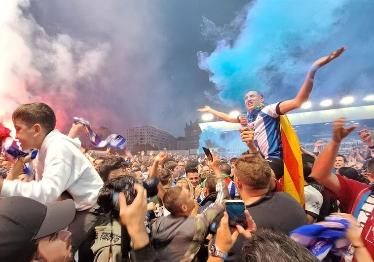 Masiva celebración de la afición del Real Avilés.