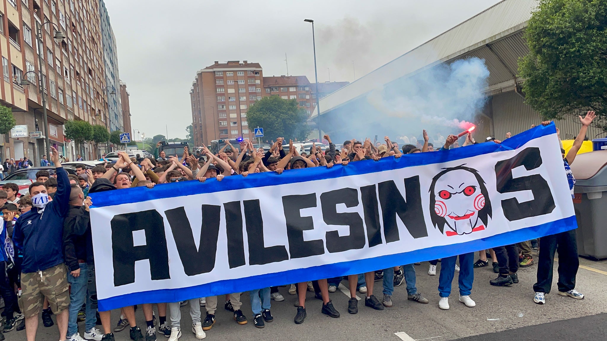 Ambientazo en el Suárez Puerta: la afición del Real Avilés calienta motores