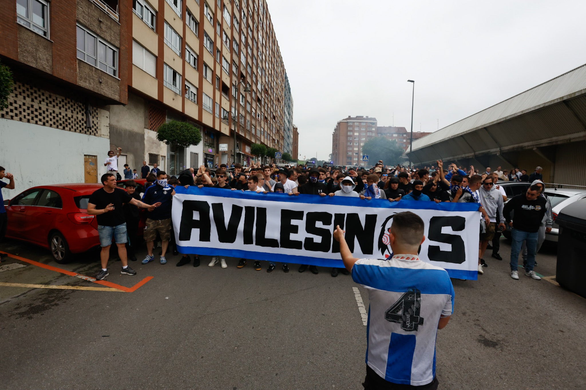 Ambientazo en el Suárez Puerta: la afición del Real Avilés calienta motores