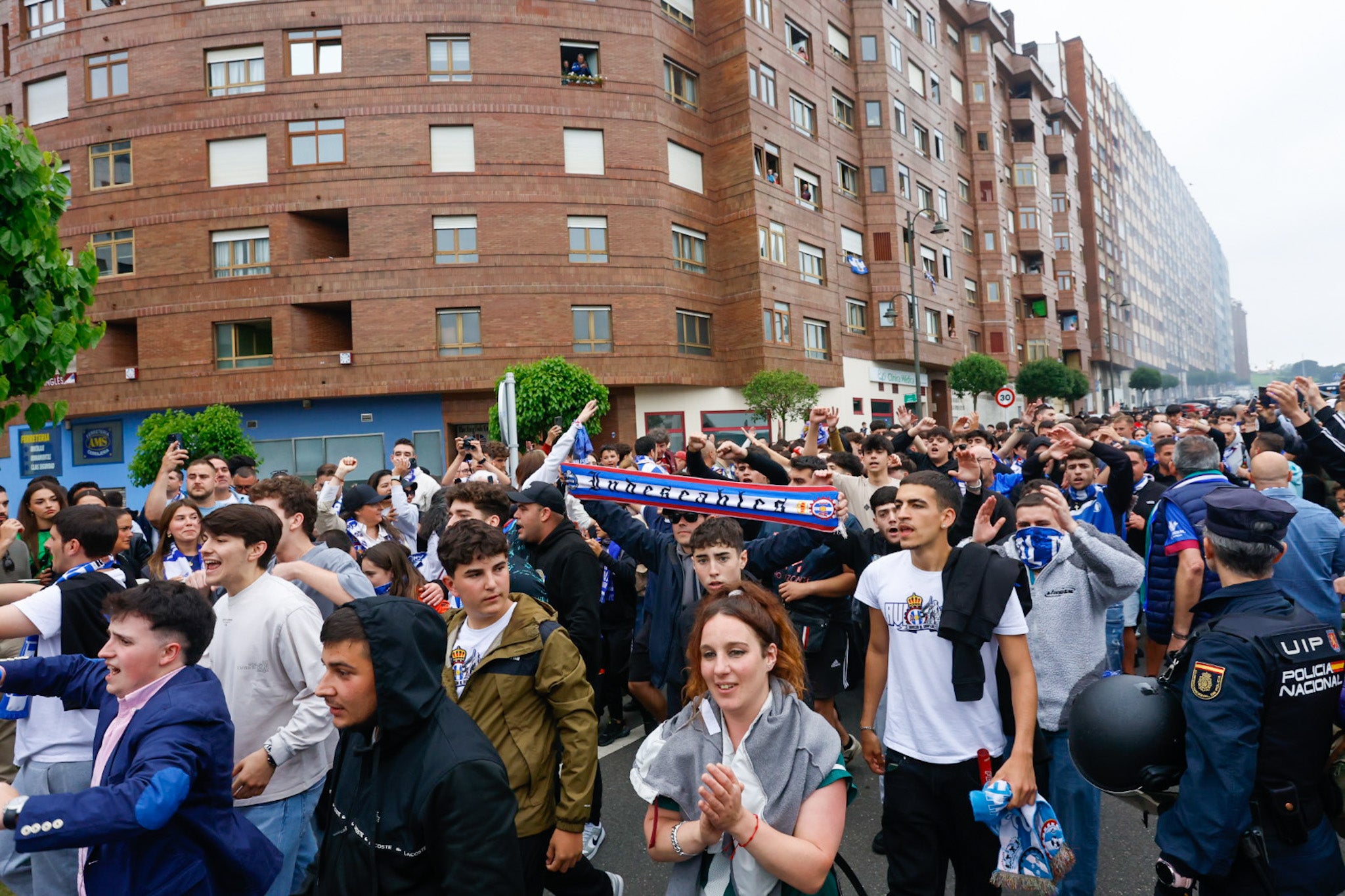 Ambientazo en el Suárez Puerta: la afición del Real Avilés calienta motores