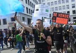 Participantes en la primera de las concentraciones contra la Consejería de Educación, celebrada el pasado martes. Las camisetas negras se han convertido ya en el símbolo de las protestas de la enseñanza asturiana.