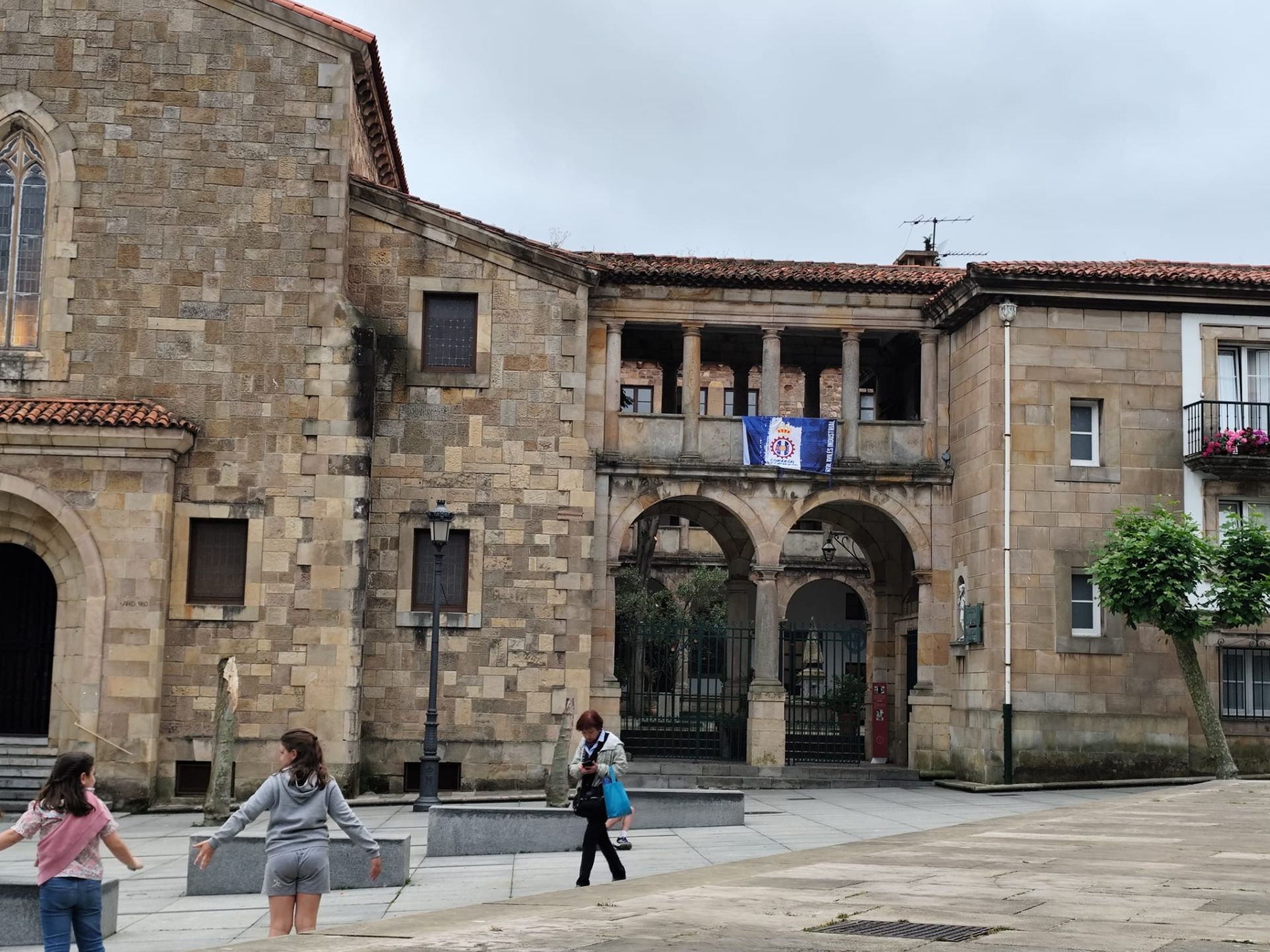 El comercio avilesino se conjura por el ascenso: banderas y pingüinos en apoyo al Real Avilés