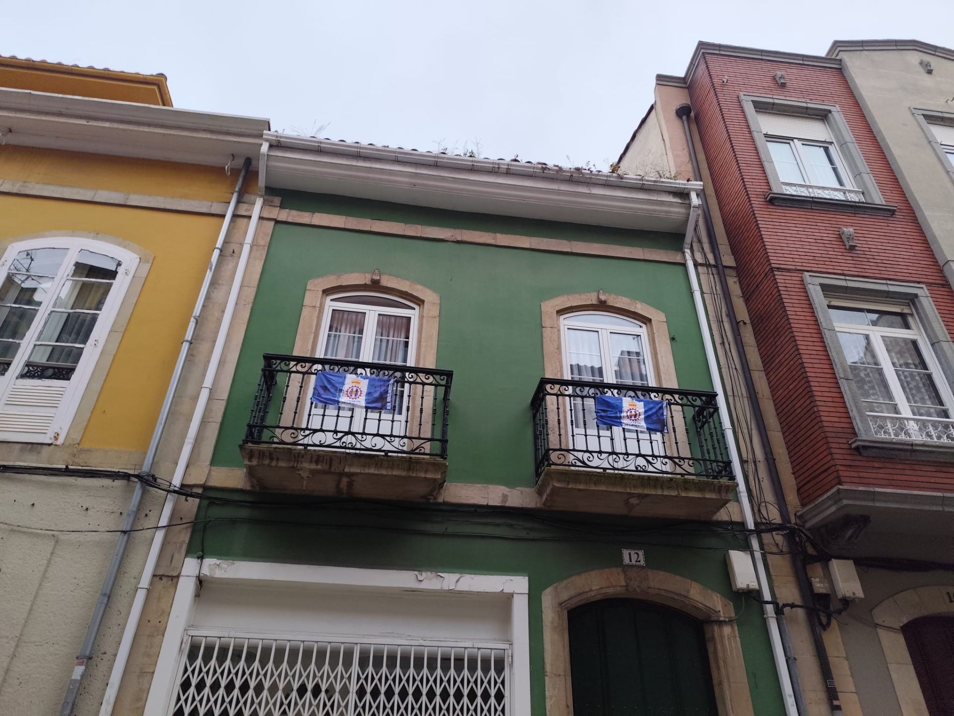 El comercio avilesino se conjura por el ascenso: banderas y pingüinos en apoyo al Real Avilés