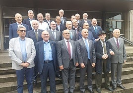 La promoción de ingenieros de 1970 a 1975 en la escalinata de la Escuela de Minas.