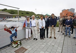 El padre de Ignacio, Joaquín Echeverría, acompañado por la alcaldesa, familiares y el concejal de Deportes, Jorge Pañeda, posan junto al mural en honor a su hijo.