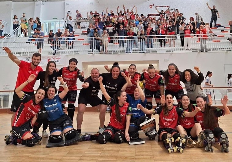 La plantilla del Telecable celebra el título con su afición al fondo.