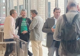 Ovidio Zapico conversa con los líderes sindicales en materia de Educación de CCOO y UGT.