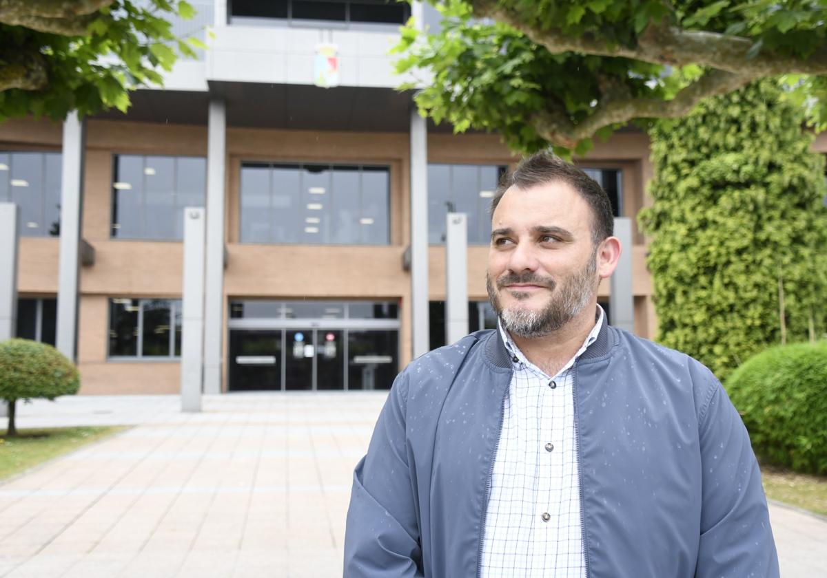 El portavoz del PSOE ante el Ayuntamiento de Castrillón.