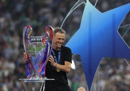 Luis Enrique toca la copa después de guiar al equipo al triunfo ante el Inter.