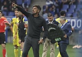 Paunovic da instrucciones a sus futbolistas durante el partido de ayer.