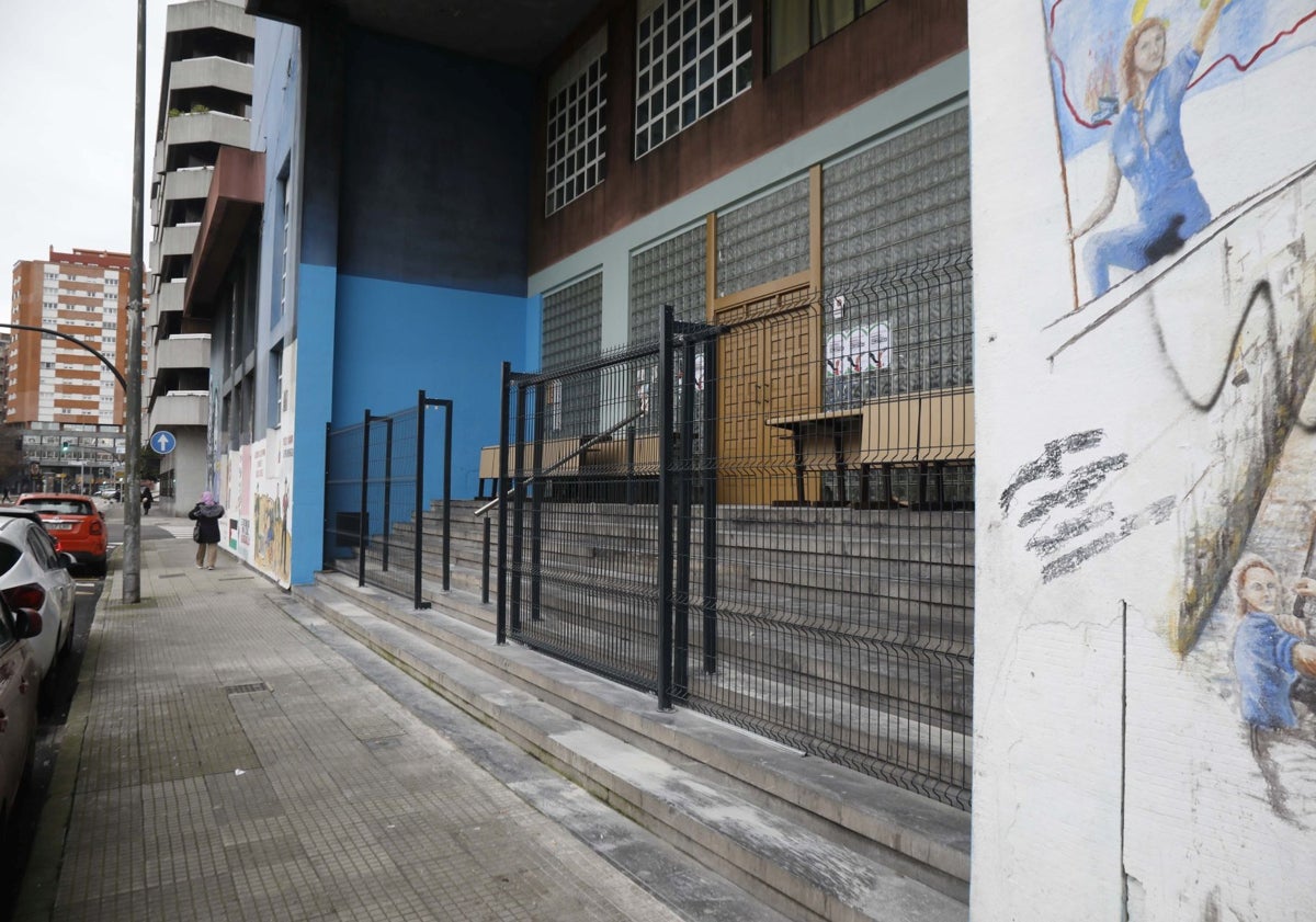 Imagen principal - Valla instalada por la CSI tras la muerte de dos personas 'sin techo' y mejoras en el salón de actos. 