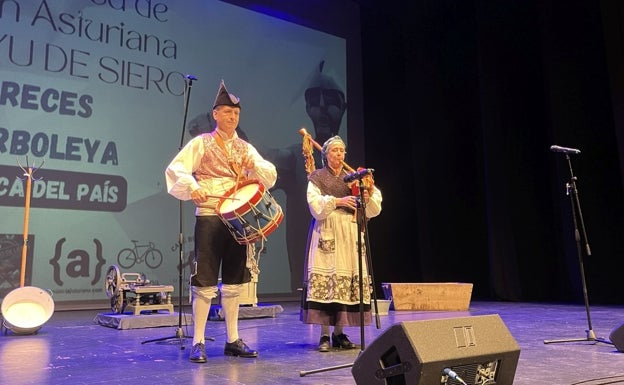 Xuacu Areces y Belén Arboleya, en la apertura de la semifinal.
