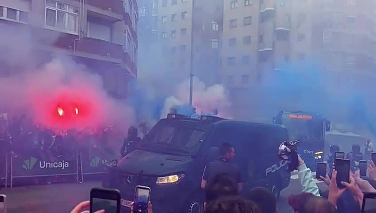Recibimiento de la afición al Real Oviedo