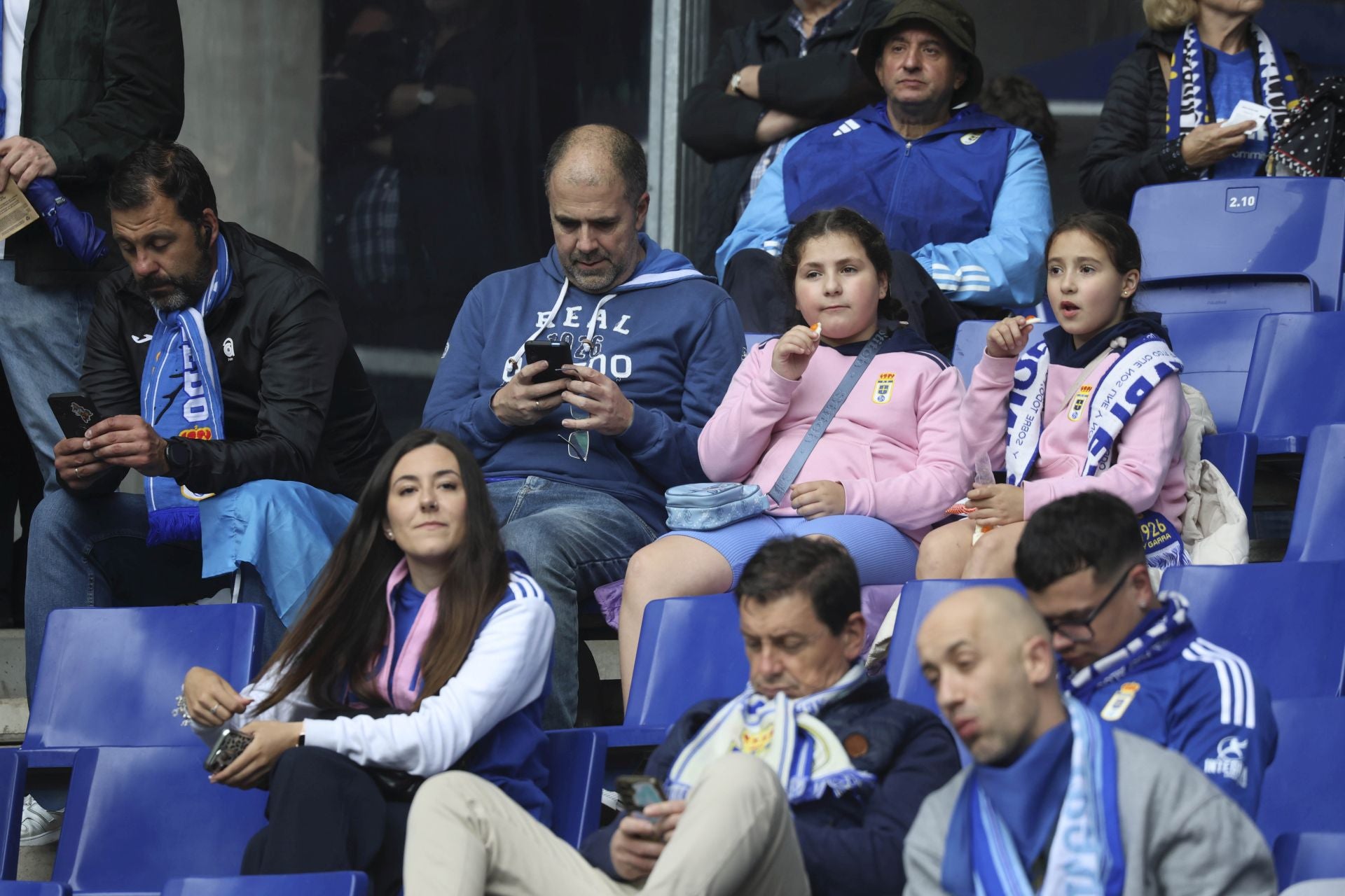 ¿Estuviste en el Carlos Tartiere para ver el Real Oviedo-Cádiz? ¡Búscate entre las fotos!