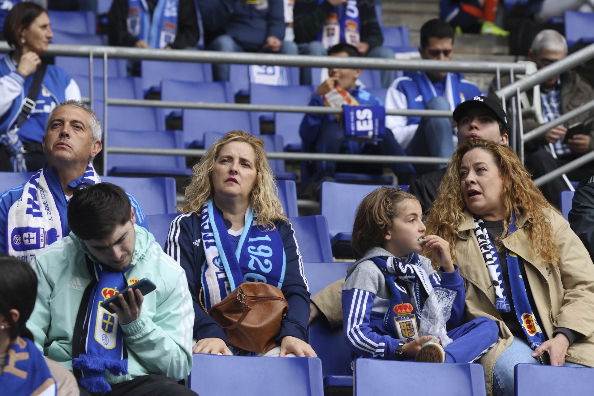¿Estuviste en el Carlos Tartiere para ver el Real Oviedo-Cádiz? ¡Búscate entre las fotos!