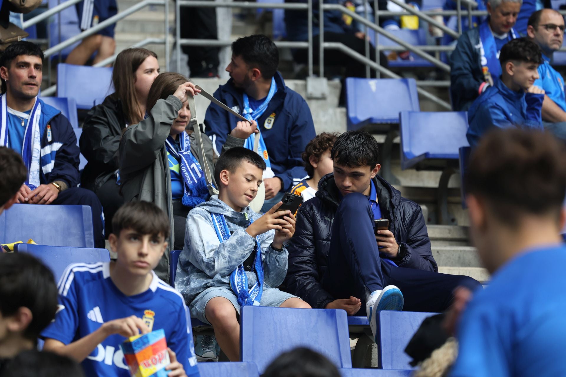 ¿Estuviste en el Carlos Tartiere para ver el Real Oviedo-Cádiz? ¡Búscate entre las fotos!