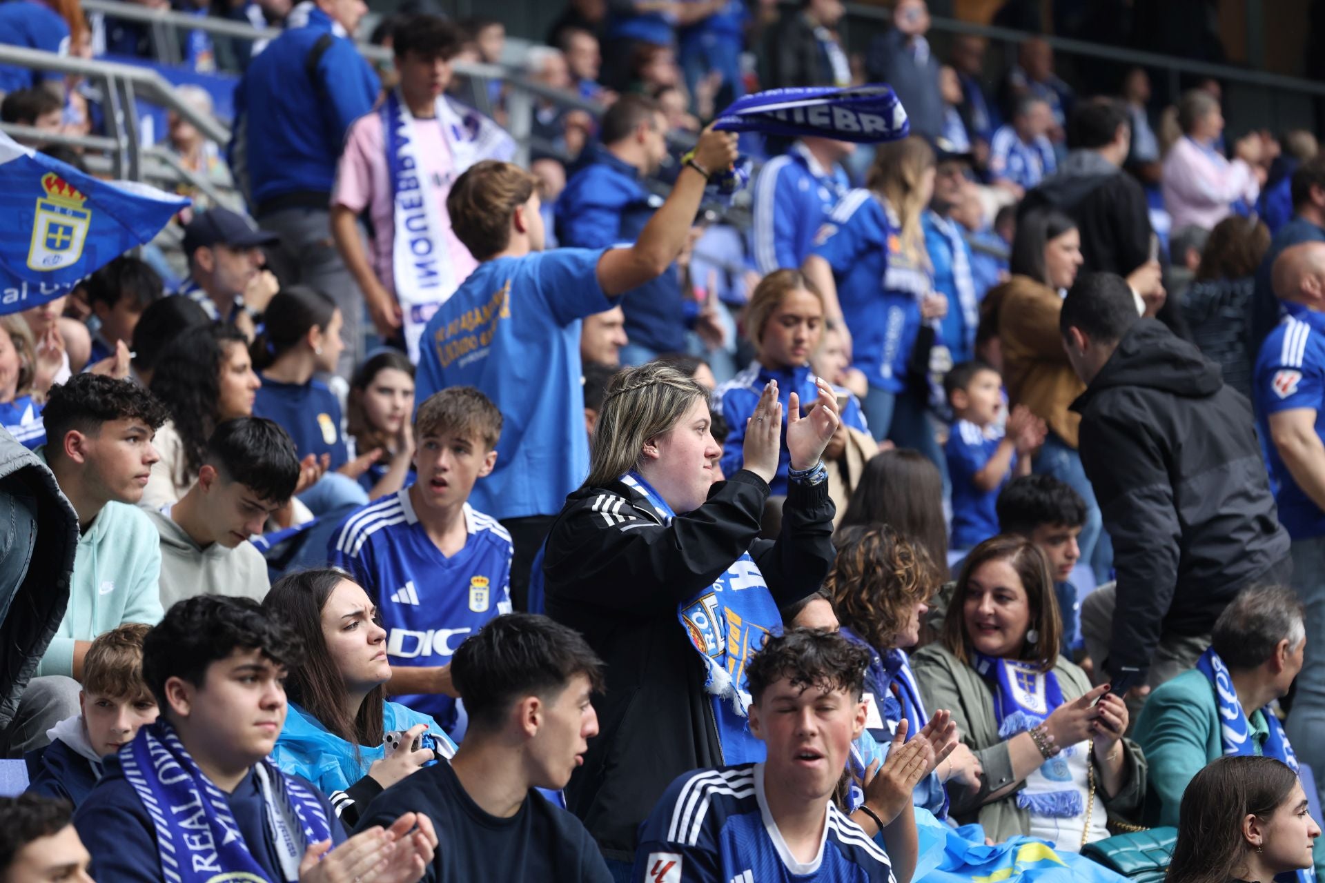 ¿Estuviste en el Carlos Tartiere para ver el Real Oviedo-Cádiz? ¡Búscate entre las fotos!