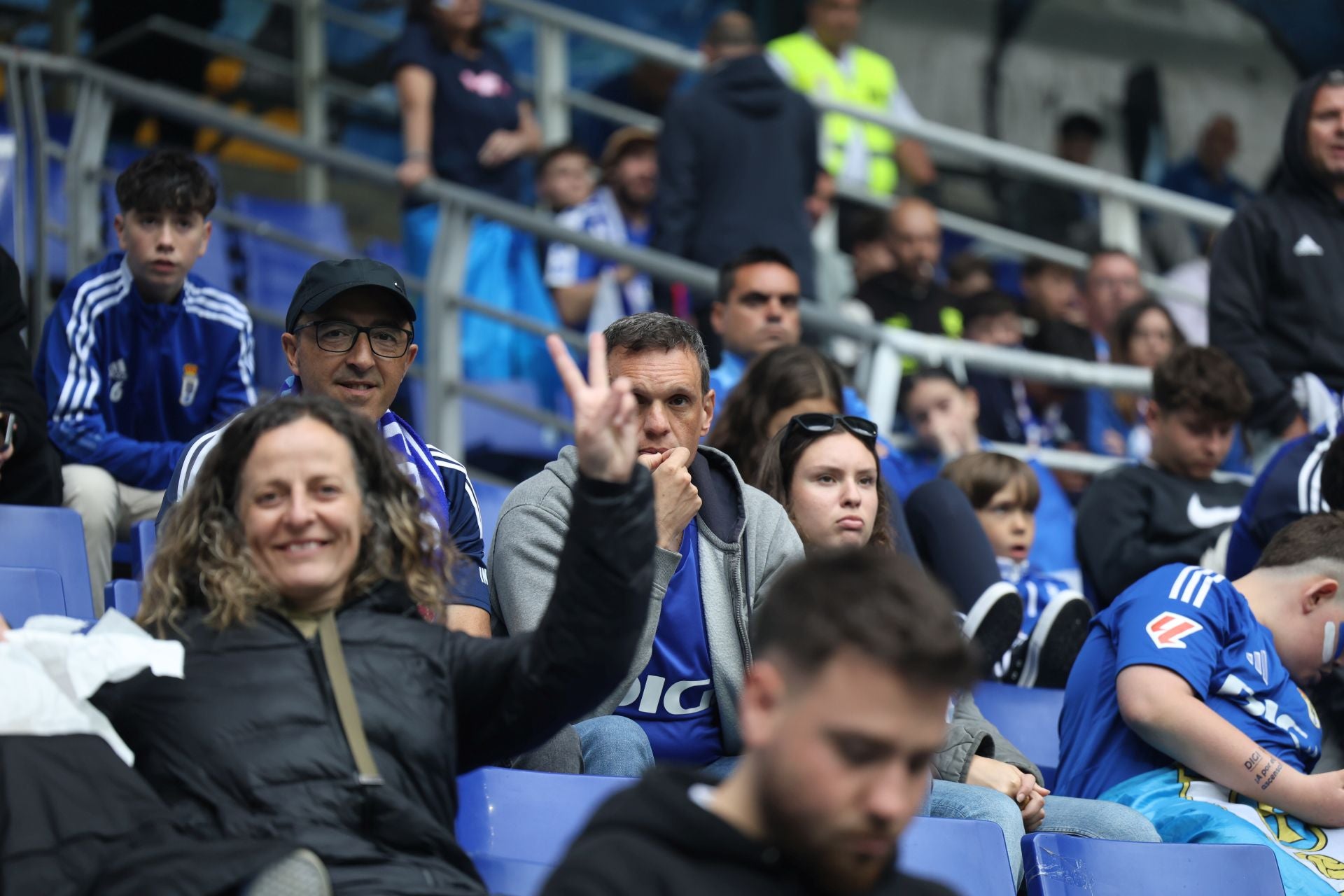 ¿Estuviste en el Carlos Tartiere para ver el Real Oviedo-Cádiz? ¡Búscate entre las fotos!