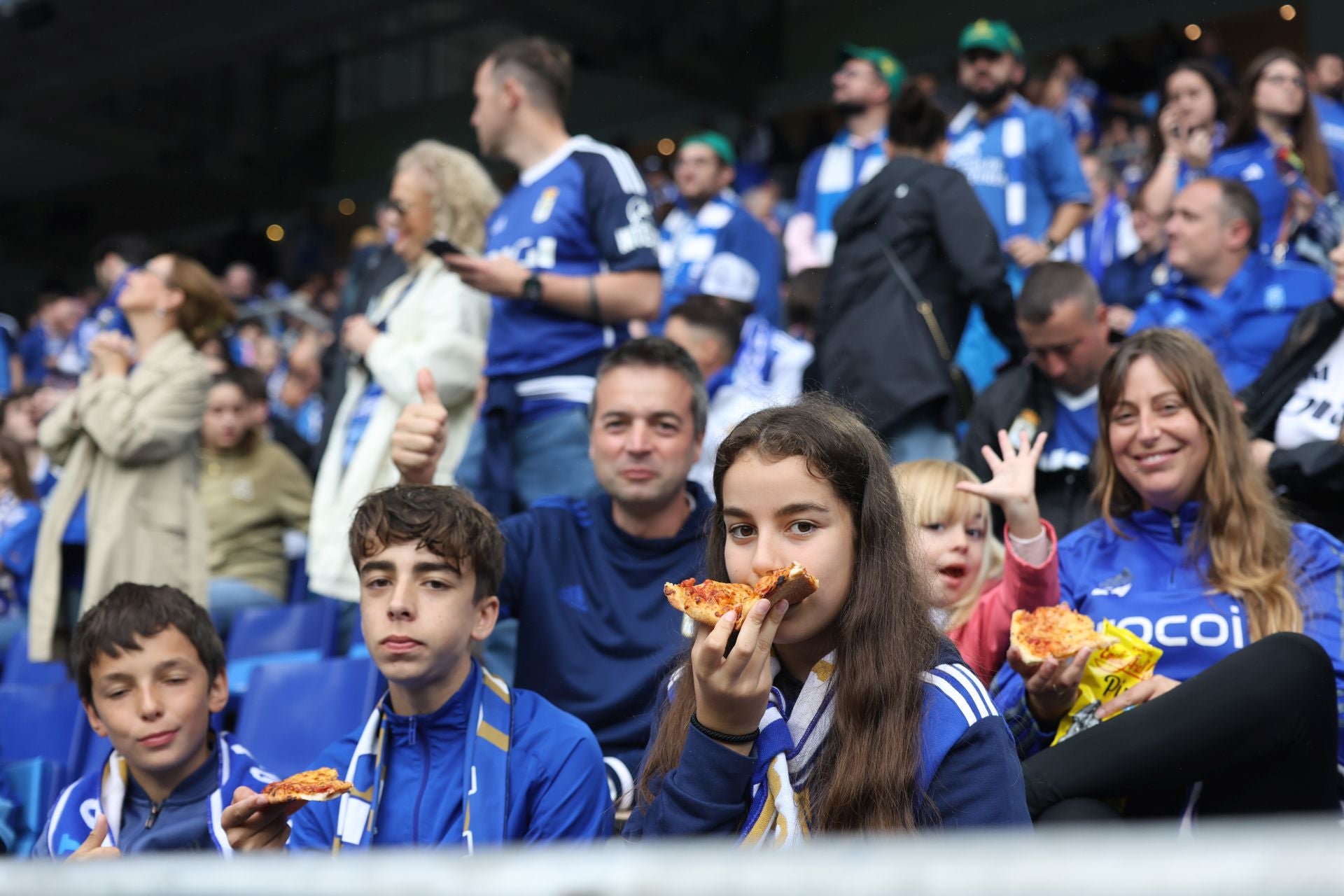 ¿Estuviste en el Carlos Tartiere para ver el Real Oviedo-Cádiz? ¡Búscate entre las fotos!