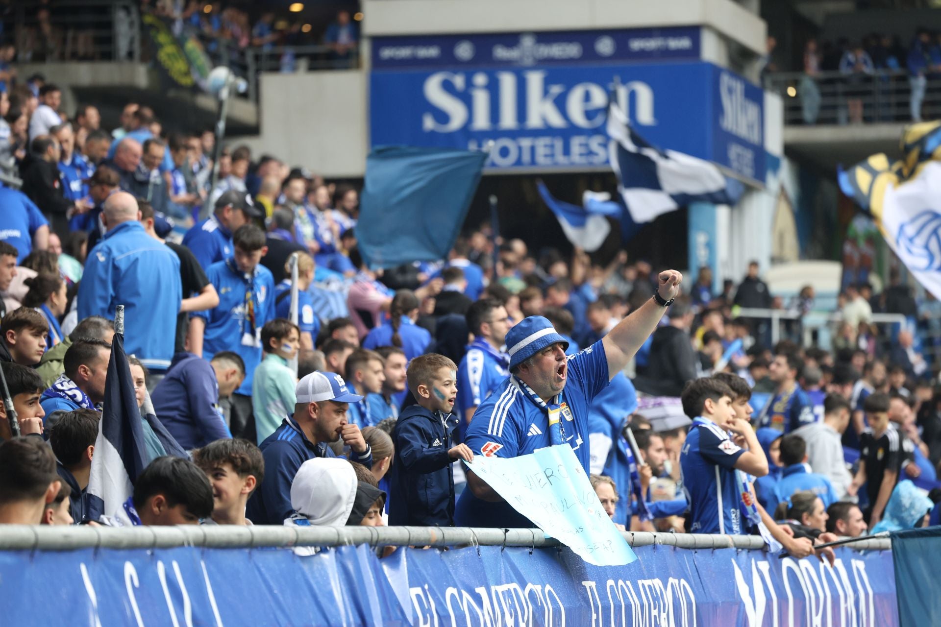 ¿Estuviste en el Carlos Tartiere para ver el Real Oviedo-Cádiz? ¡Búscate entre las fotos!