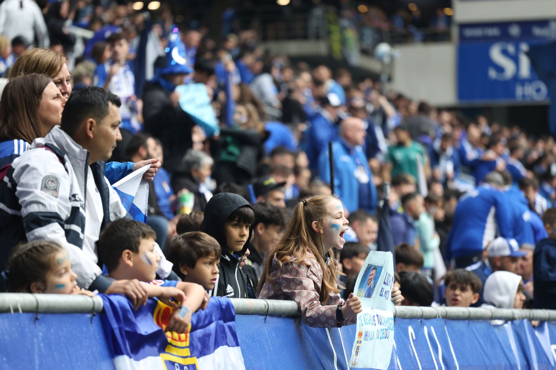 ¿Estuviste en el Carlos Tartiere para ver el Real Oviedo-Cádiz? ¡Búscate entre las fotos!