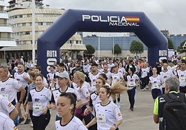 Participantes en la carrera de la Policía Nacional, en Gijón.