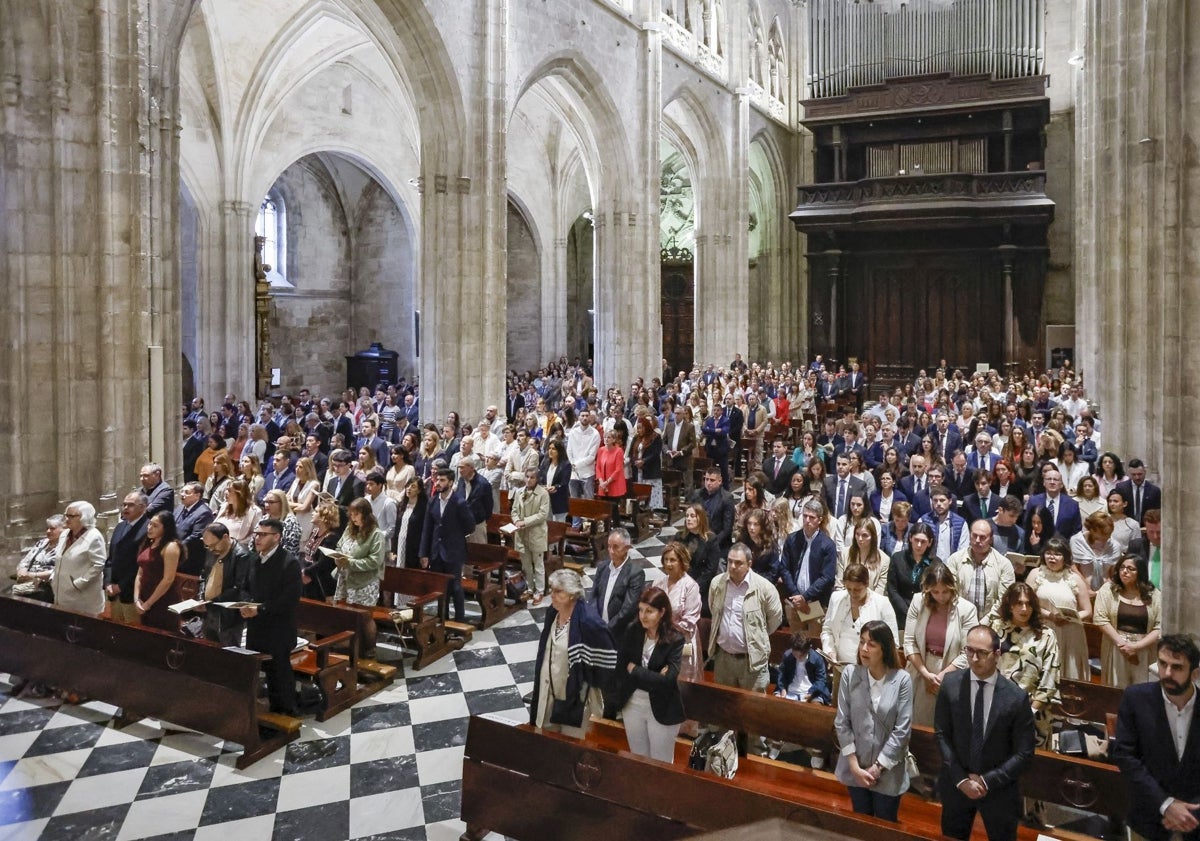 Imagen principal - La Catedral de Oviedo se llena para la Confirmación de 310 adultos