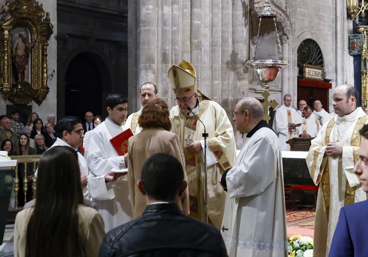El acto de confirmación en la Catedral, celebrado por el arzobispo, el deán y 33 párrocos.