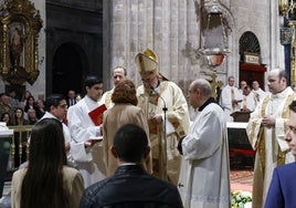 El acto de confirmación en la Catedral, celebrado por el arzobispo, el deán y 33 párrocos.