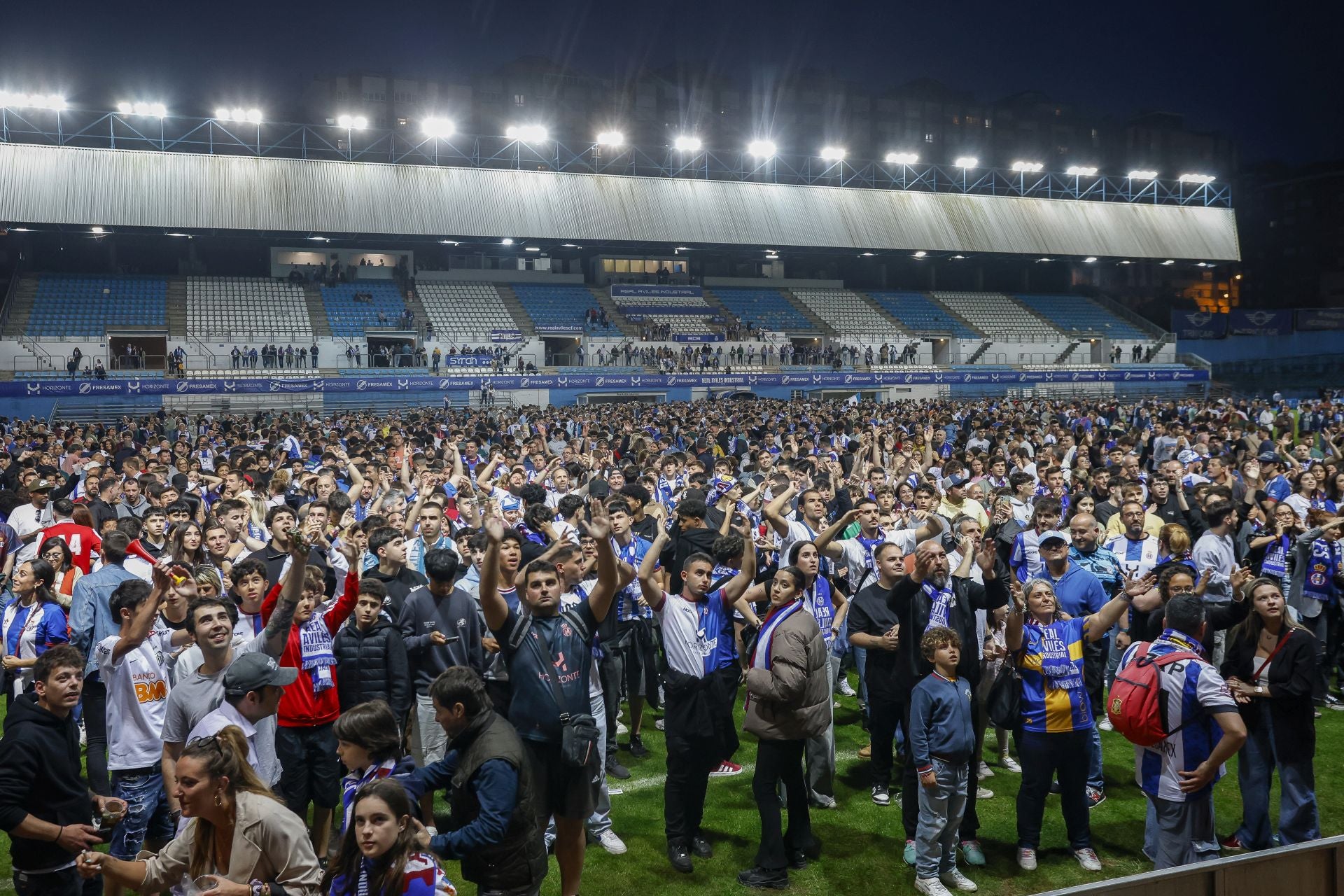 Fotos: Euforia en Avilés por el ascenso a Primera Federación