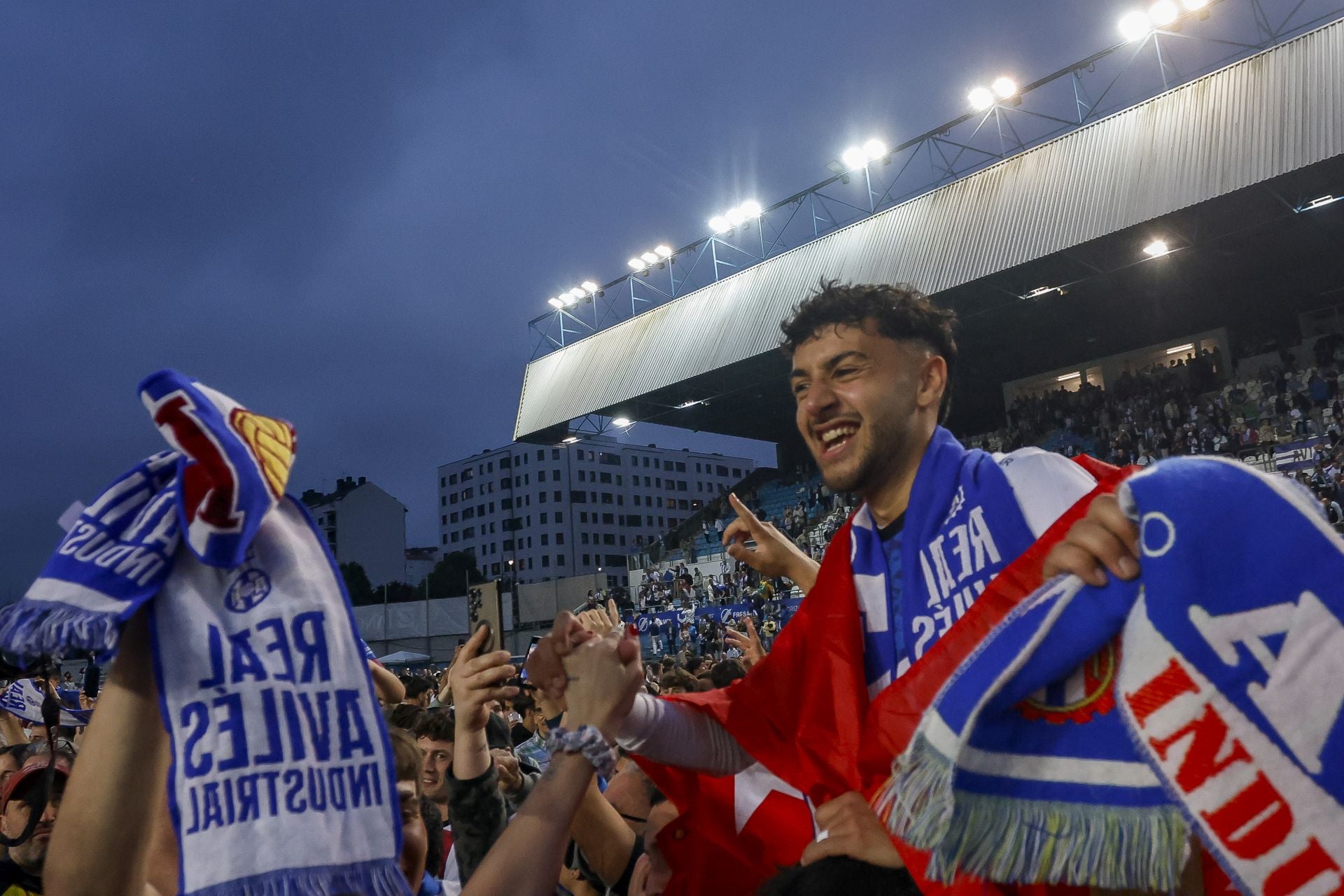 Fotos: Euforia en Avilés por el ascenso a Primera Federación