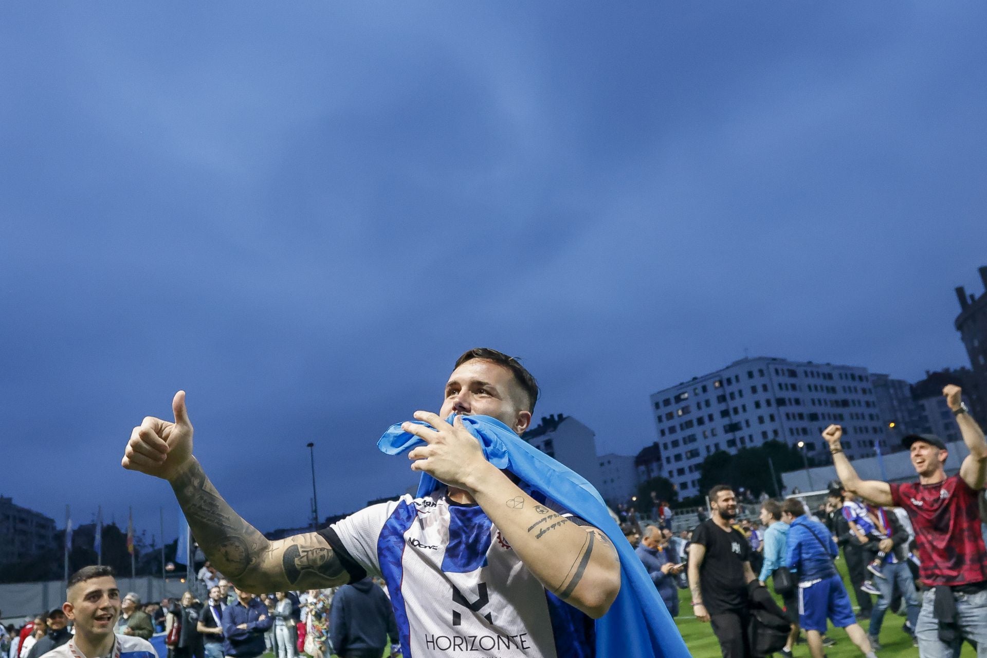 Fotos: Euforia en Avilés por el ascenso a Primera Federación
