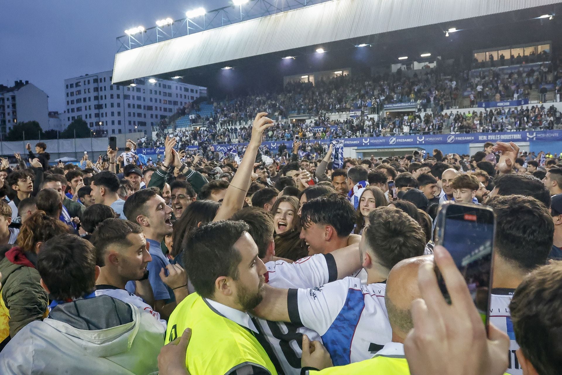 Fotos: Euforia en Avilés por el ascenso a Primera Federación