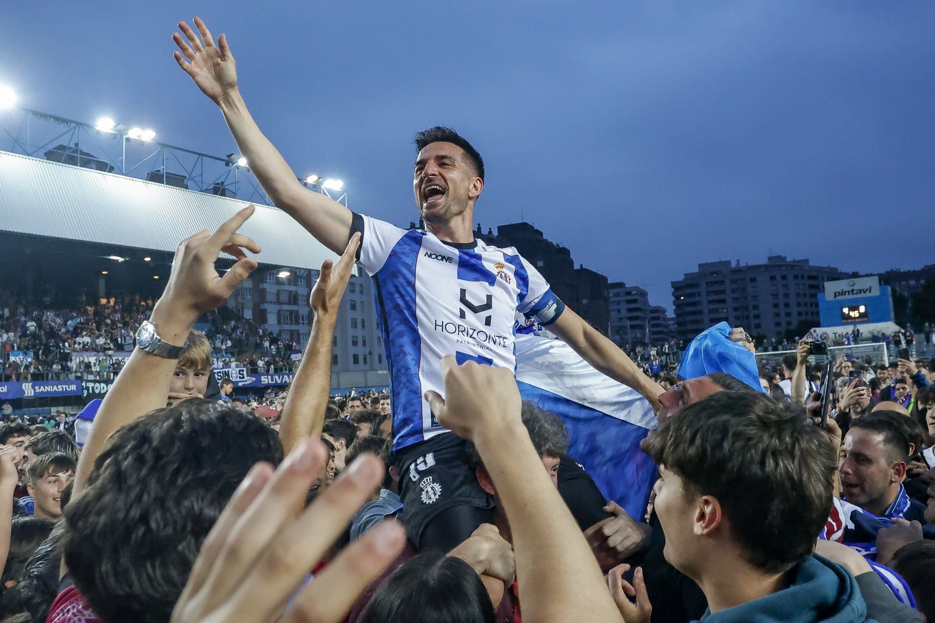 Fotos: Euforia en Avilés por el ascenso a Primera Federación