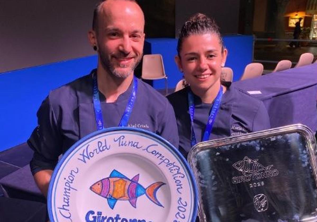 Los cocineros Abel Criado y María Busta, de Casa Eutimio, con los premios que les acreditan como ganadores del Campeonato del Mundo de Cocina de Atún