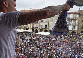 Kevin Bautista agita una bufanda ante el clamor de la afición.