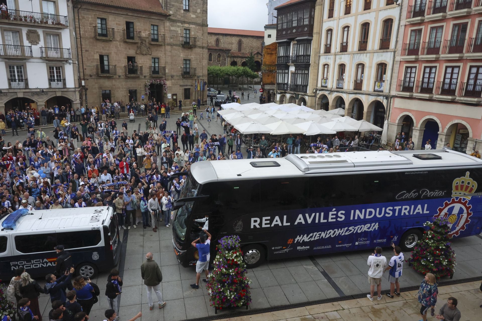 Glorioso homenaje al Real Avilés en la plaza del Ayuntamiento