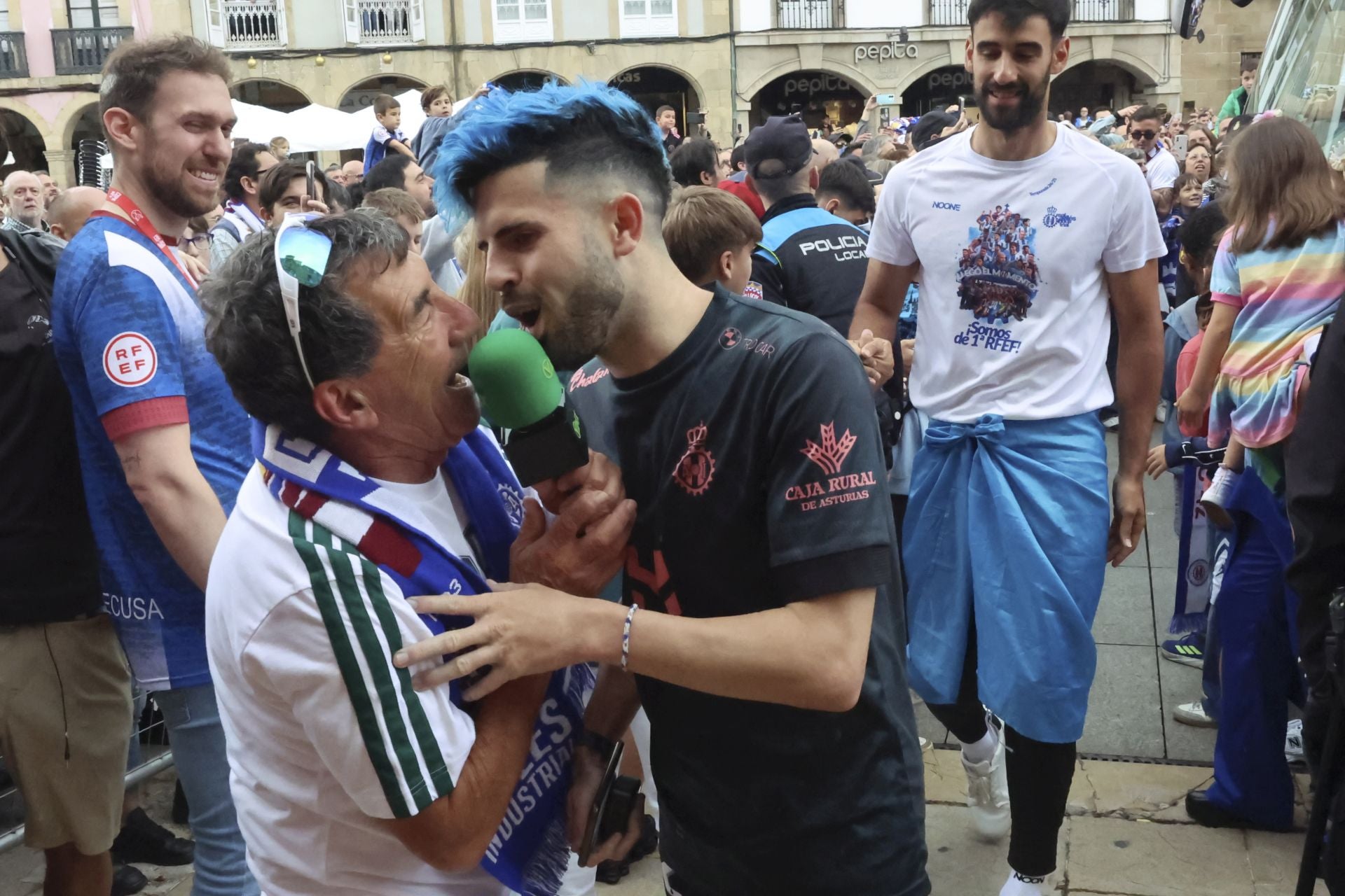 Glorioso homenaje al Real Avilés en la plaza del Ayuntamiento