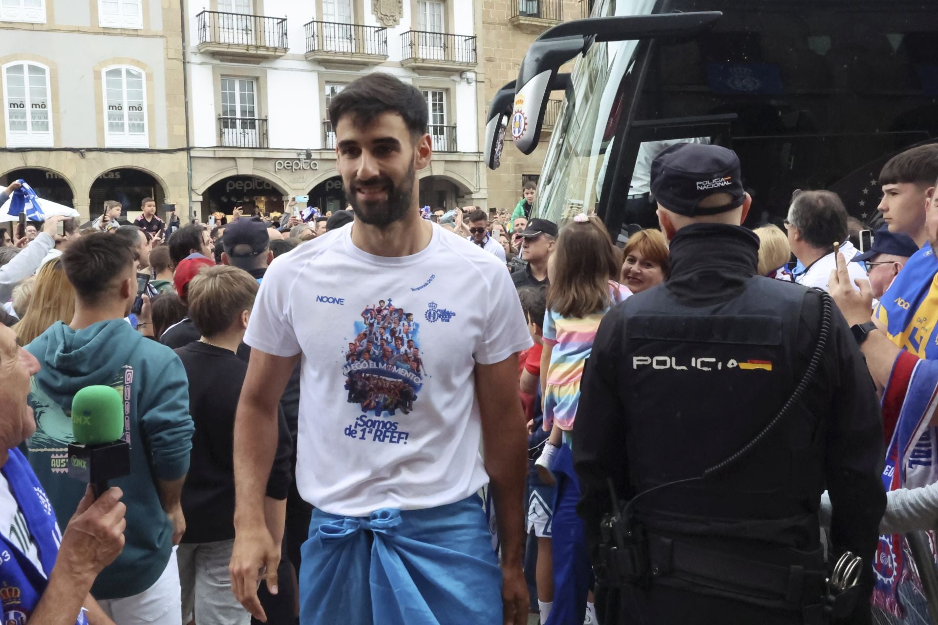 Glorioso homenaje al Real Avilés en la plaza del Ayuntamiento