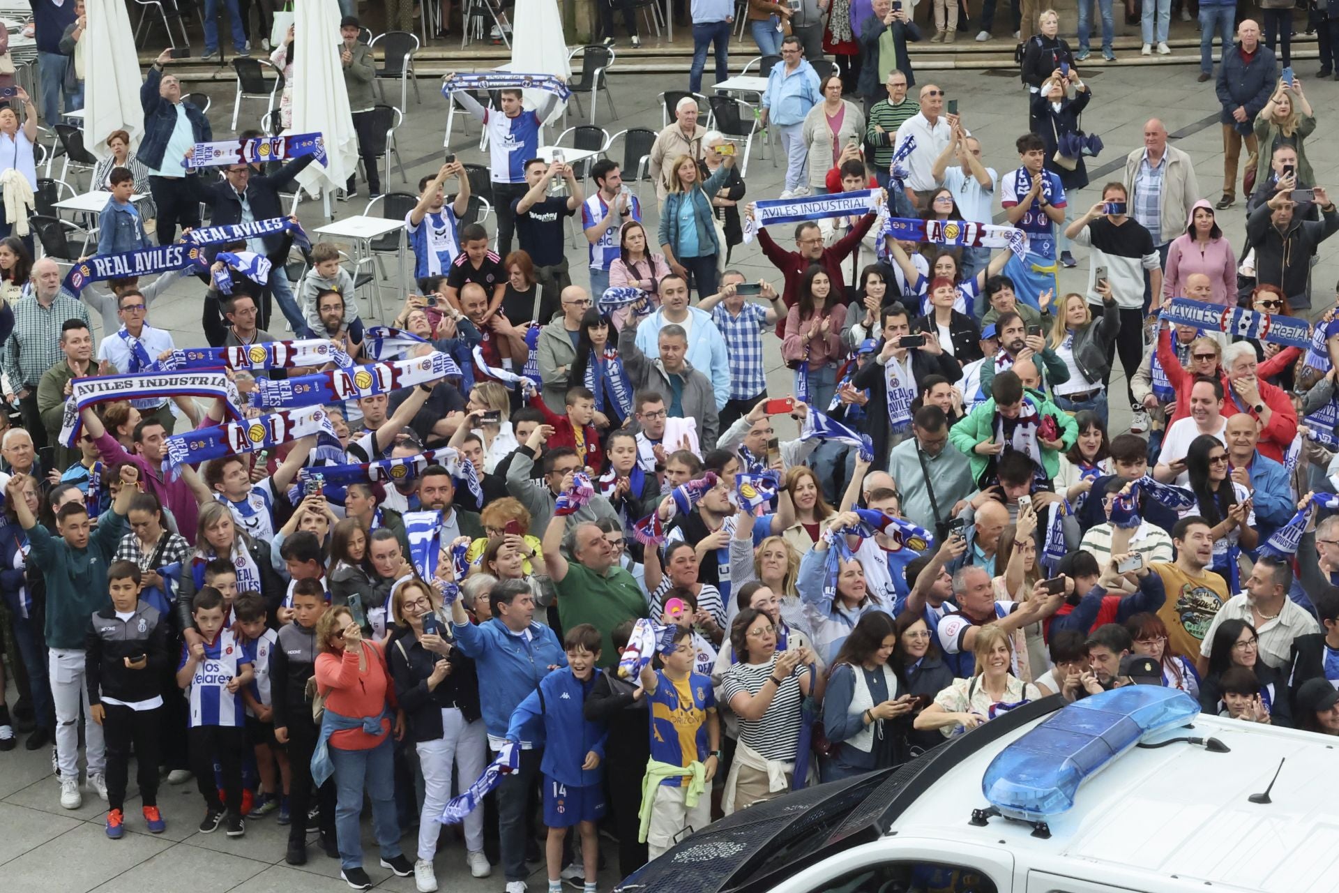 Glorioso homenaje al Real Avilés en la plaza del Ayuntamiento