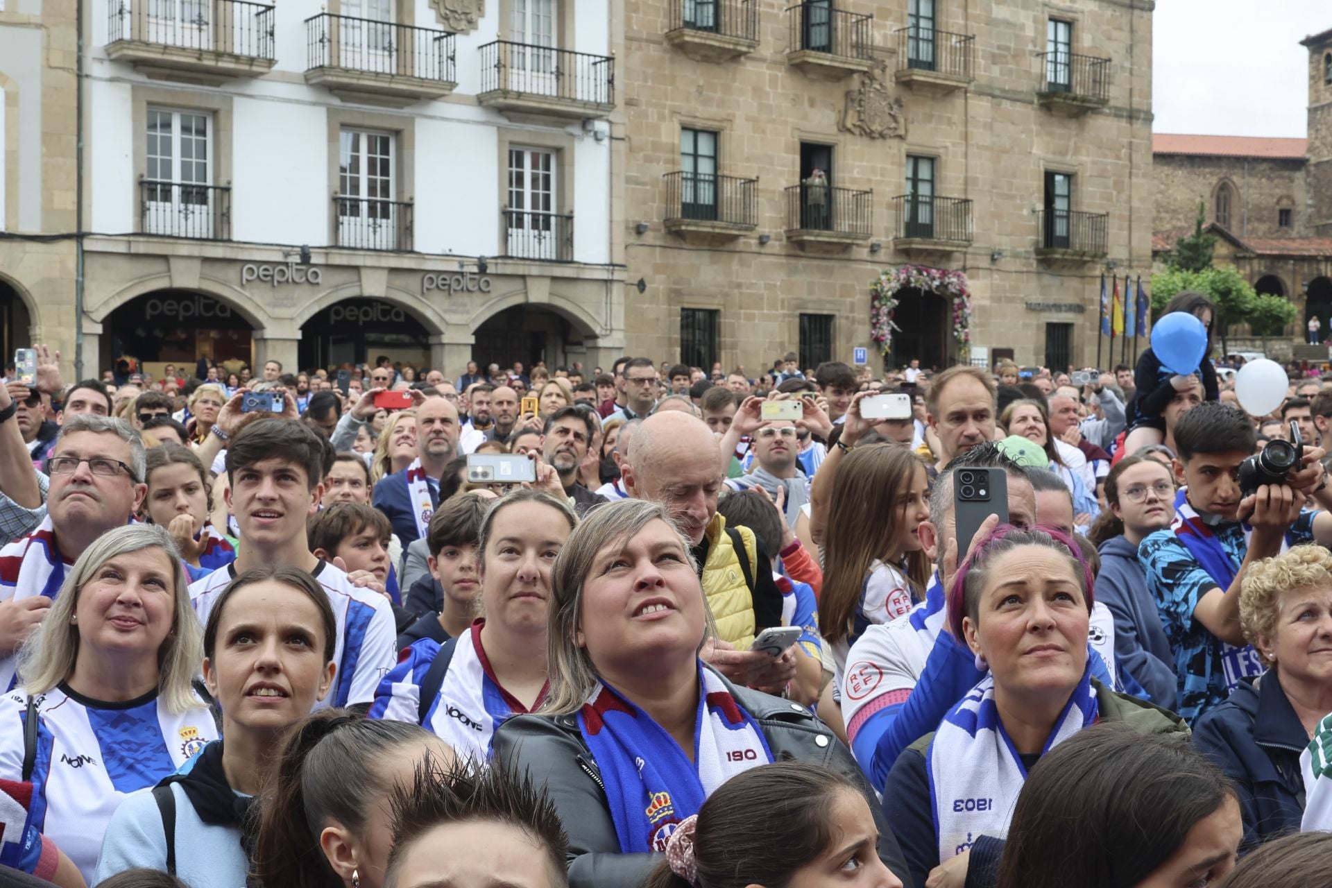 Glorioso homenaje al Real Avilés en la plaza del Ayuntamiento