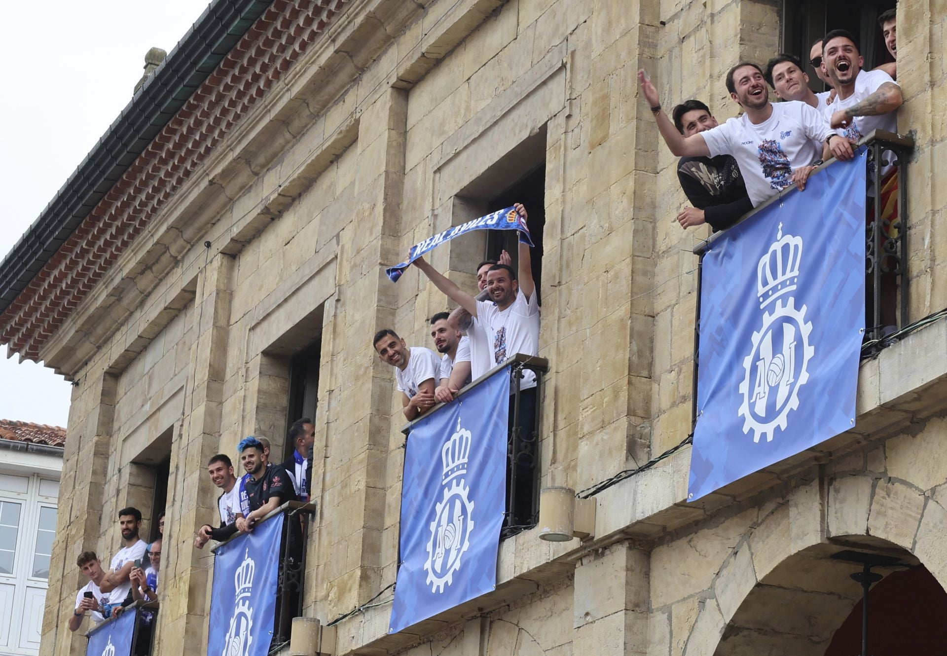Glorioso homenaje al Real Avilés en la plaza del Ayuntamiento